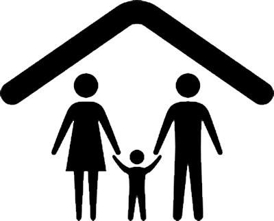 Un homme et une femme tiennent la main à un enfant.