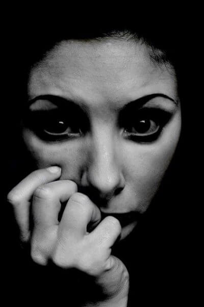 Visage triste et anxieux d’une dame dans la trentaine