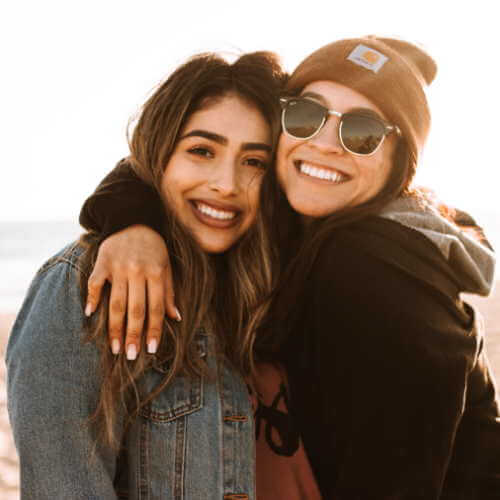 Deux jeunes femmes souriantes et heureuses