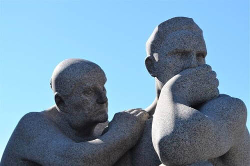  Deux statues expriment l’angoisse dans leur visage.