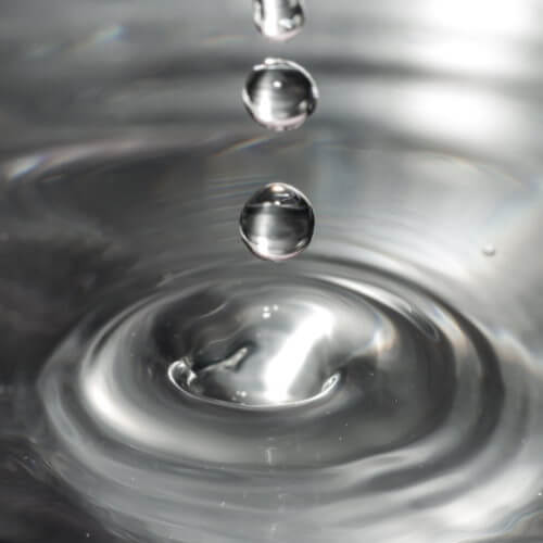  Un gros plan sur quelques gouttes d’eau qui tombent.