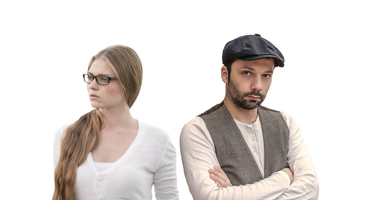 Un homme et une femme de mauvaise humeur dos à dos