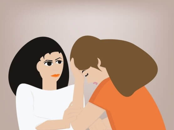 Une dame encourage une personne déprimée.