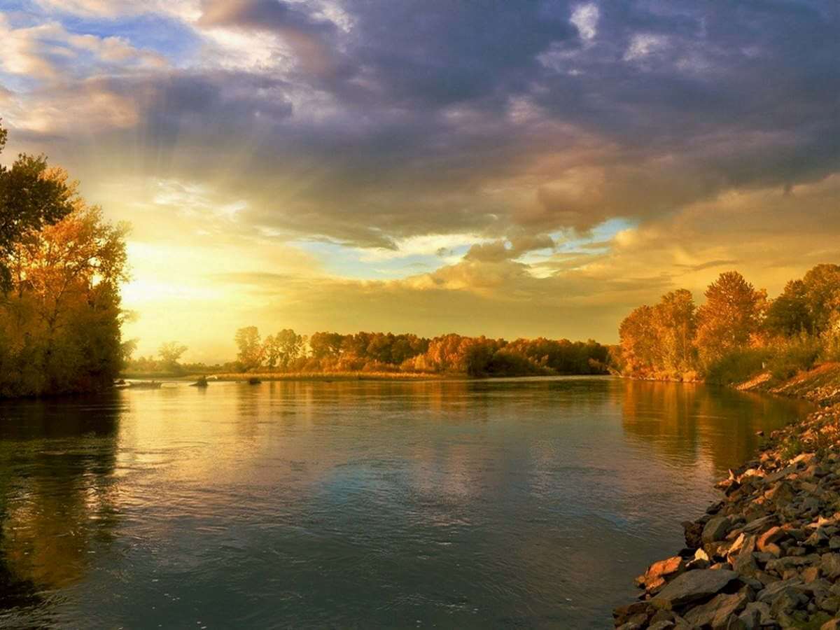 Lever de soleil sur un lac