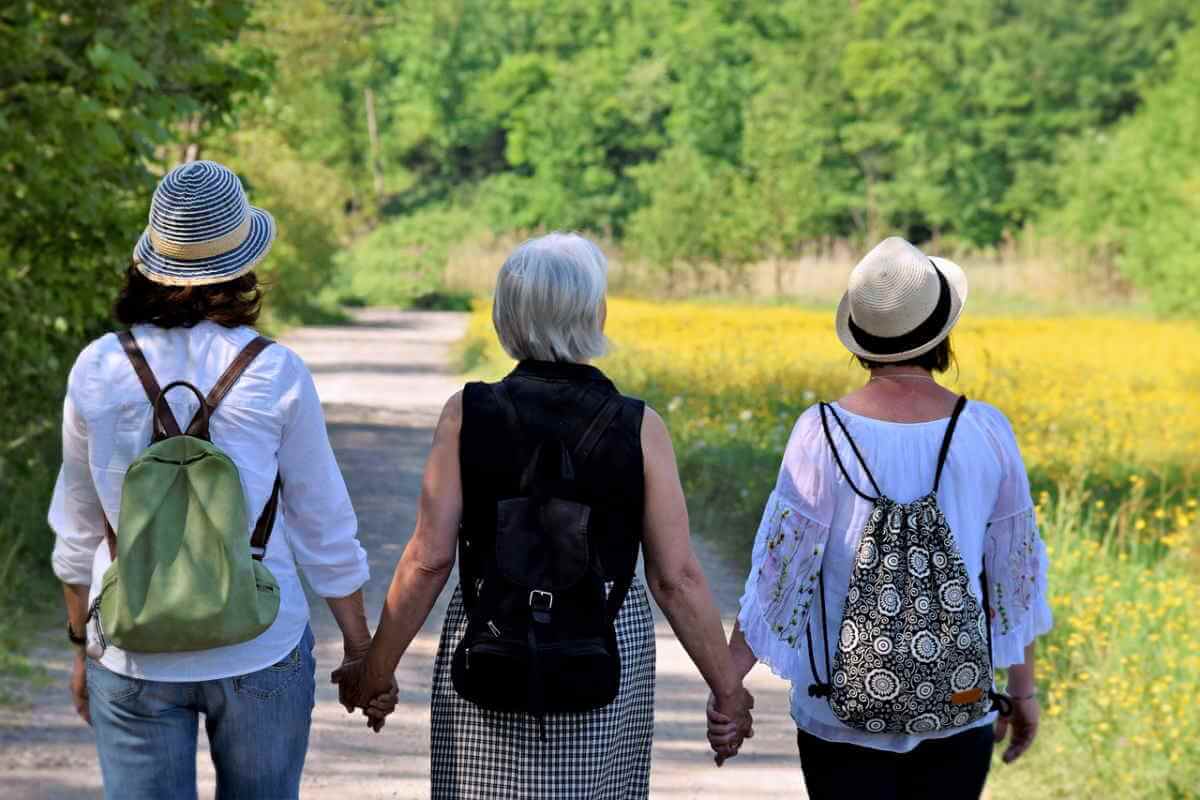 Trois amies marchent ensemble