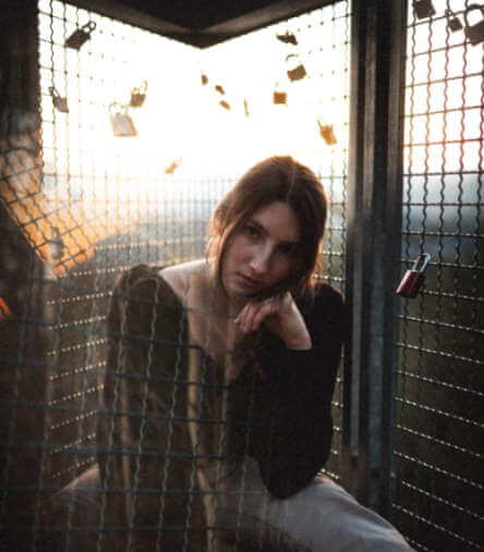Une dame pensive dans une cage