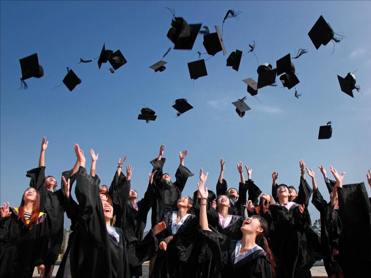 Lancer du chapeau lors d’une remis de diplômes.