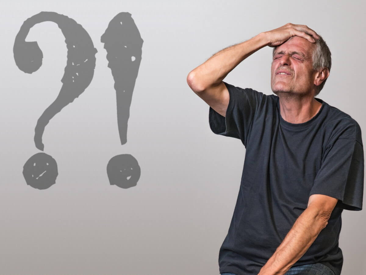 Surpris de son erreur grave, un homme met les mains sur son visage.