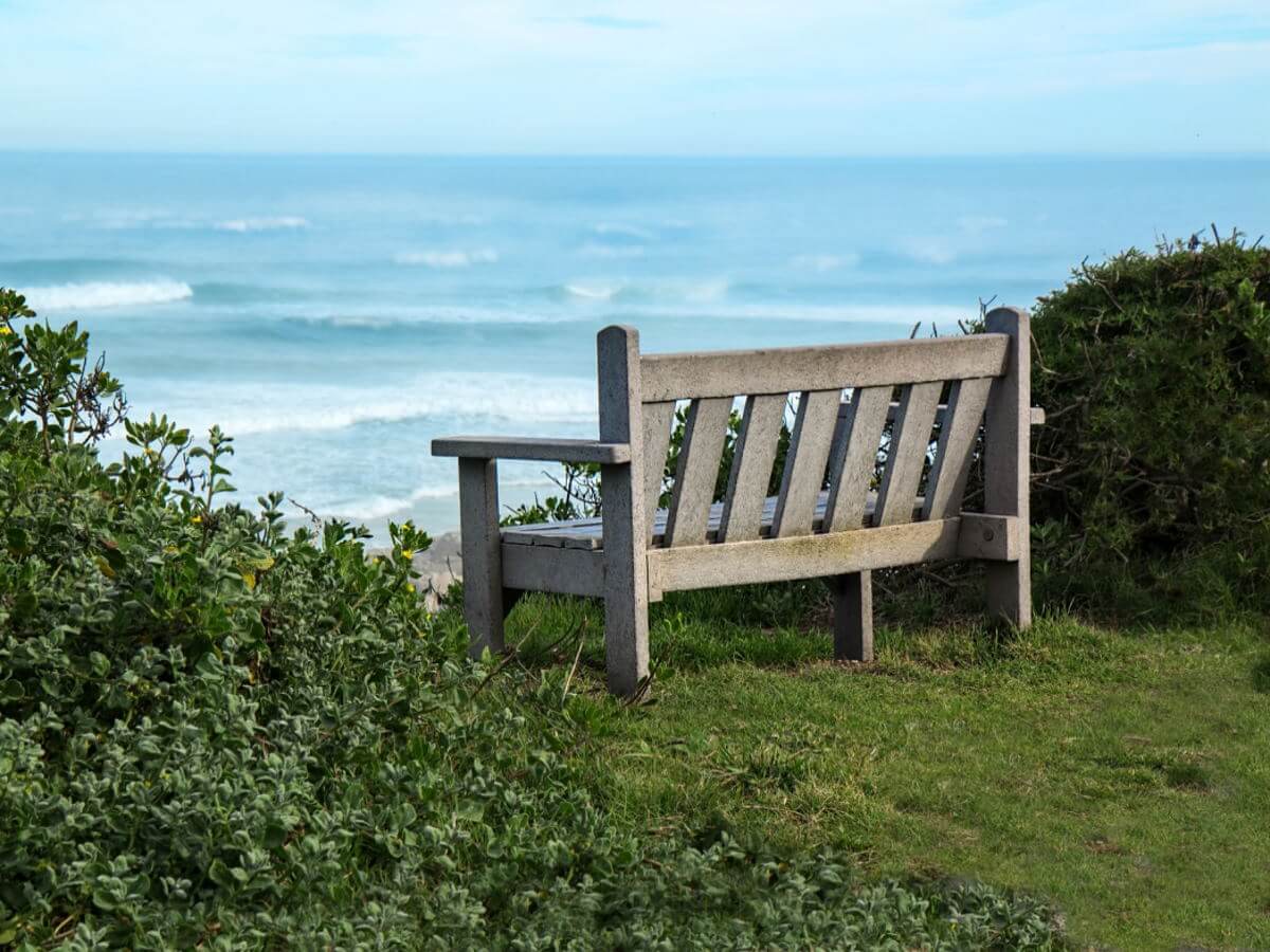 Un banc vide face à la mer.