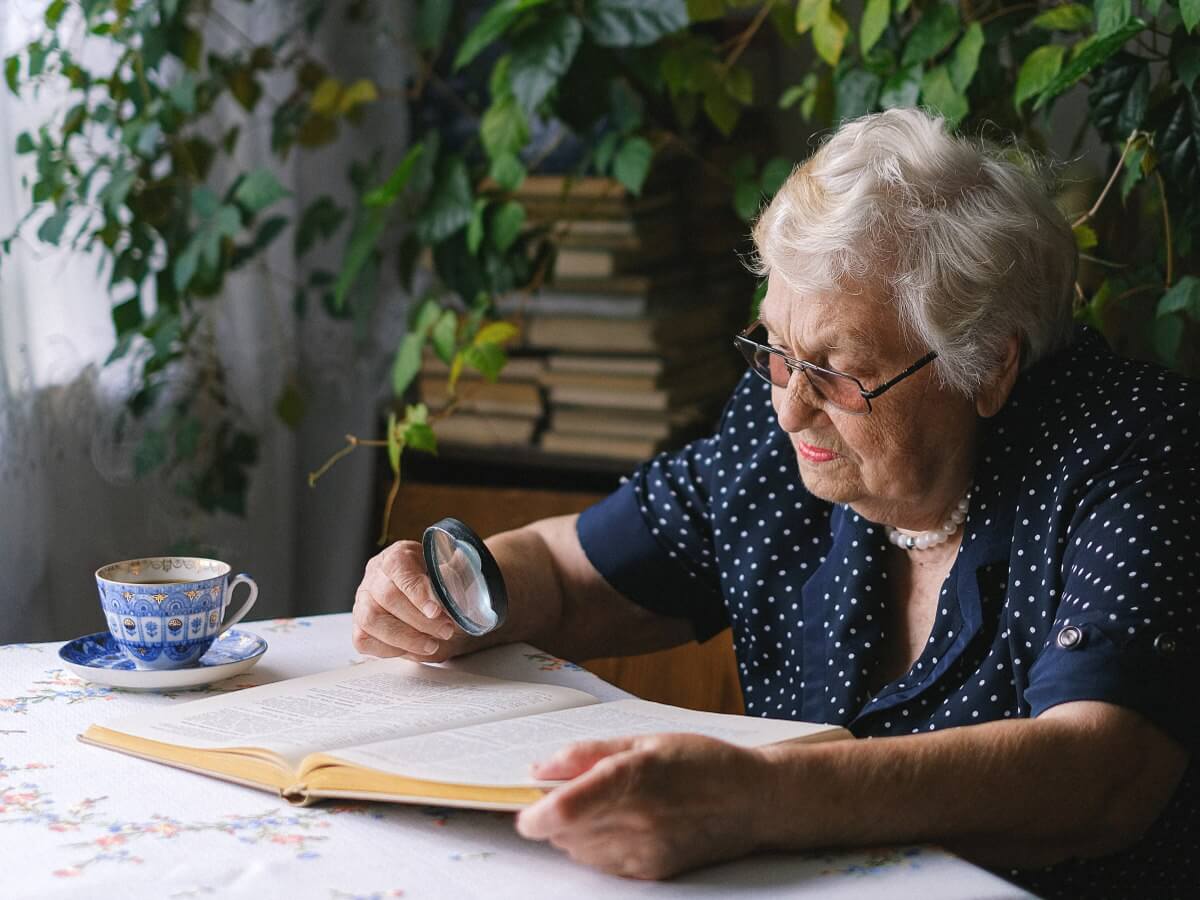 Une dame âgée lit