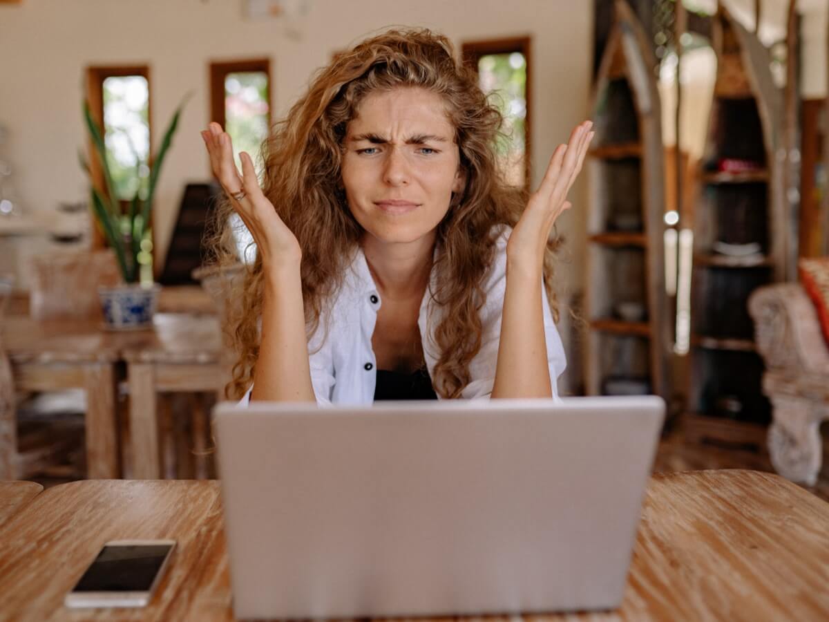 Visage d’une femme qui exprime une grande frustration.