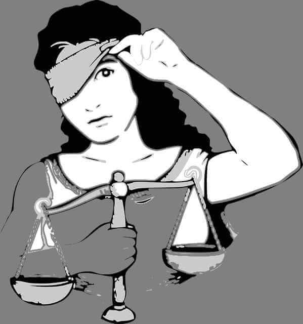 Balance de justice en déséquilibre.