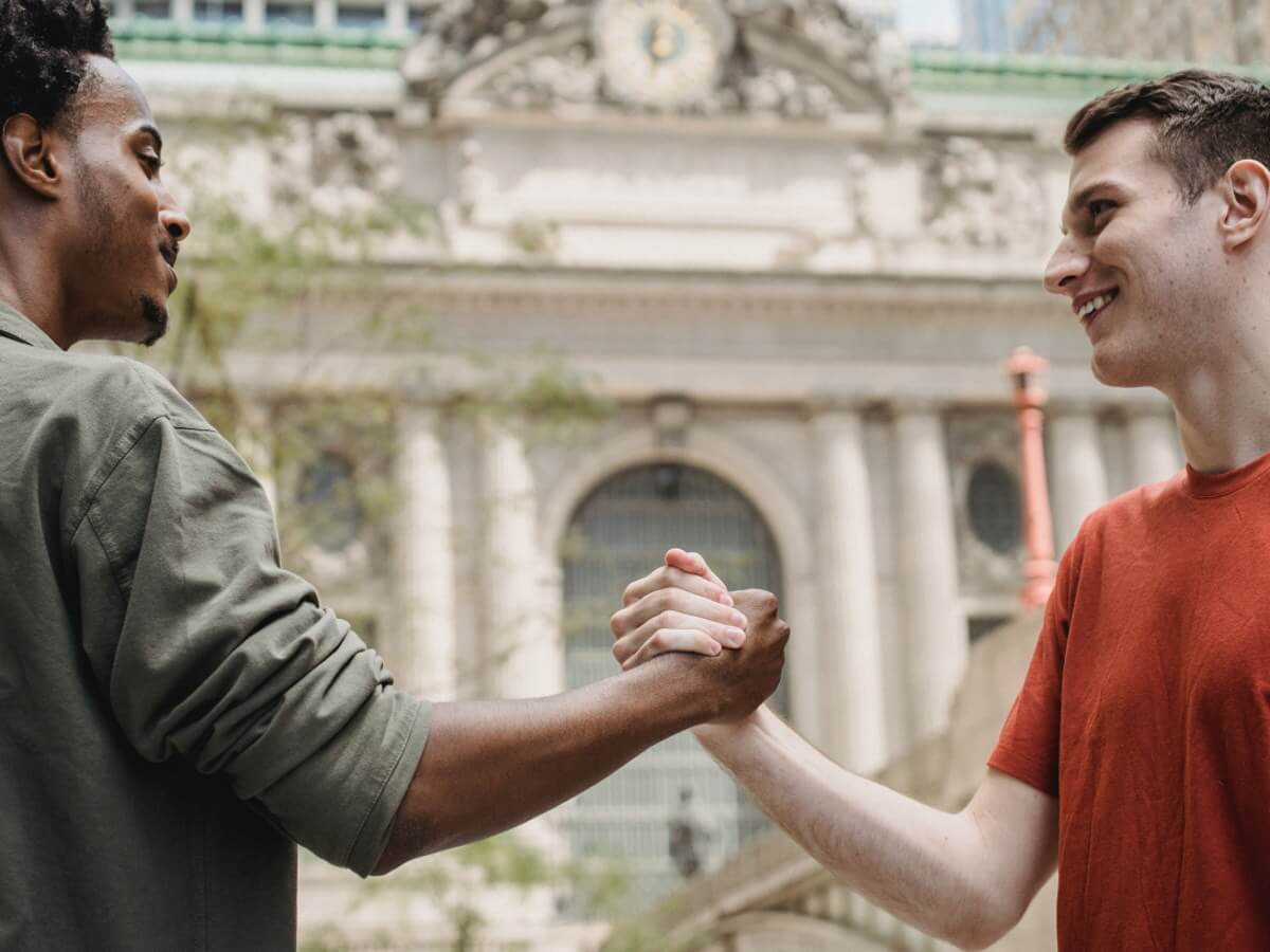 Deux hommes se serrent la main.
