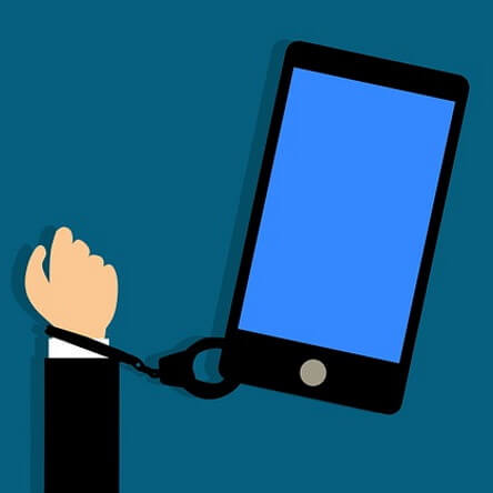 Bras attaché à un mobile avec une menotte
