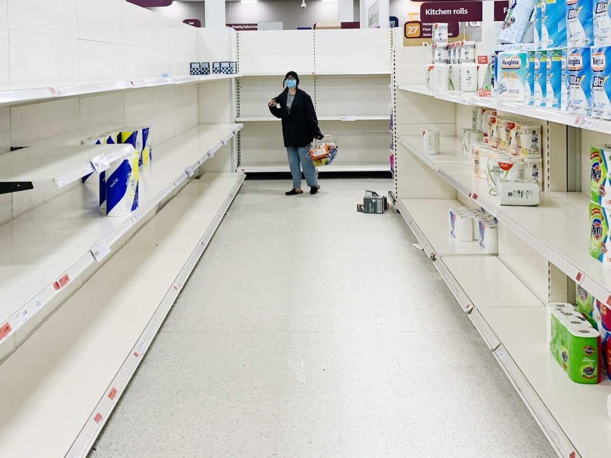 Étalages vides dans un grand magasin