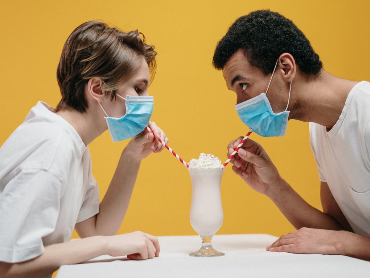 Un homme et une femme partagent le même dessert.