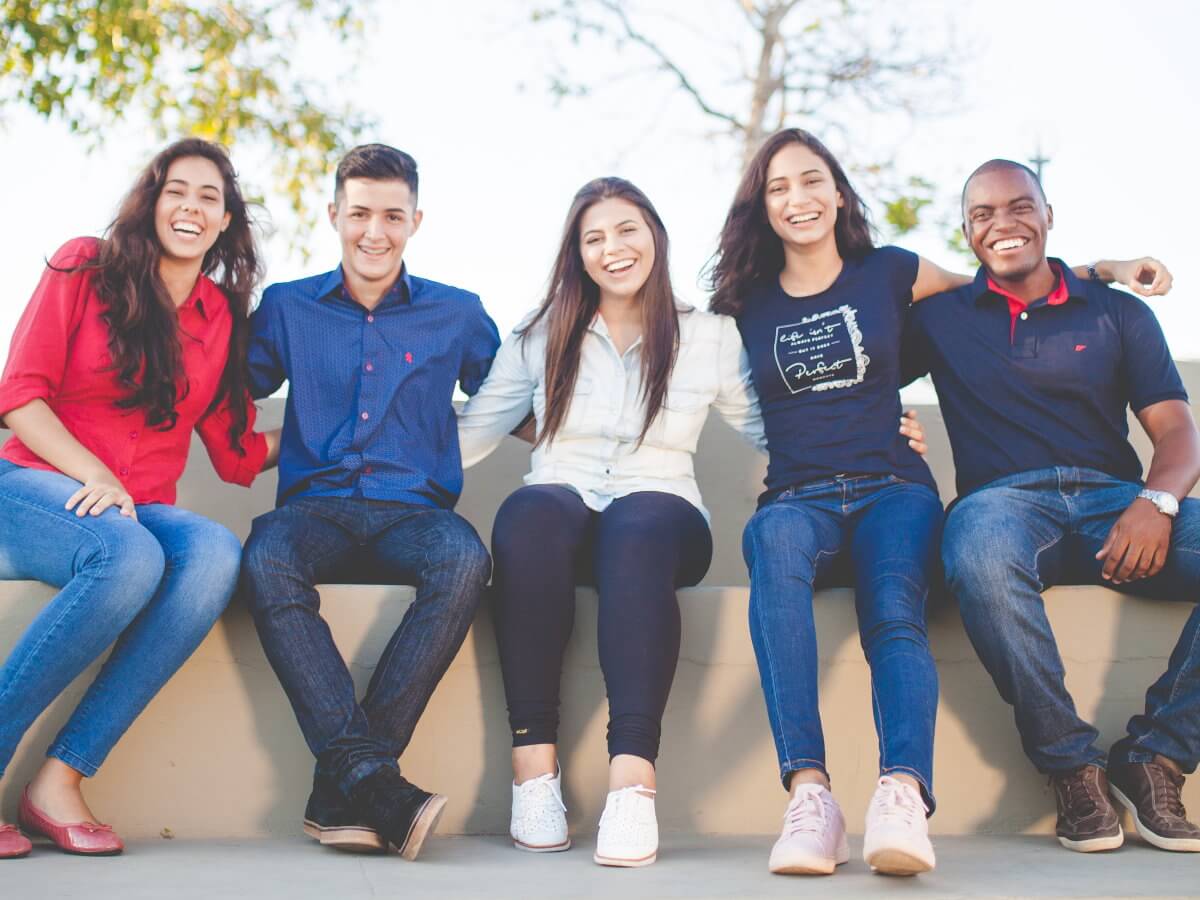 5 jeunes gens souriants