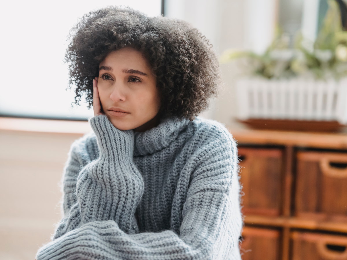 Une jeune femme avec le mécontentement sur son visage