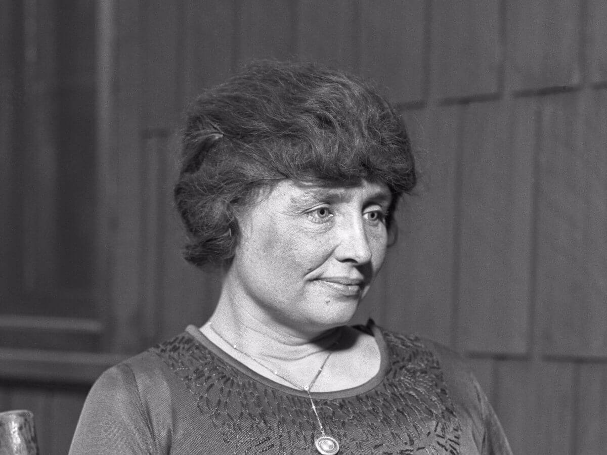 Photo noir et blanc du visage de Helen Keller en 1920.
