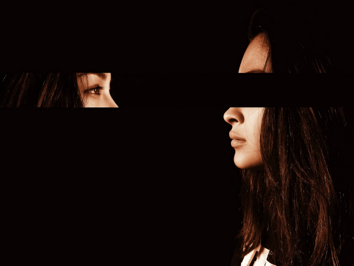 Des yeux qui regardent un visage dont les yeux sont cachés.