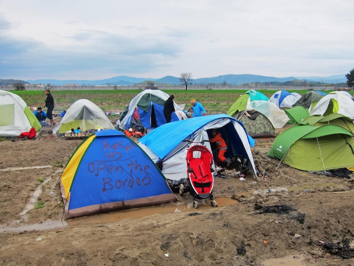 Un camp de réfugiés avec des tentes