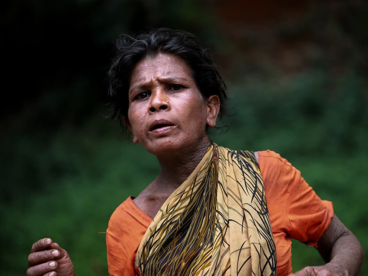 Une dame au visage intensément inquiet