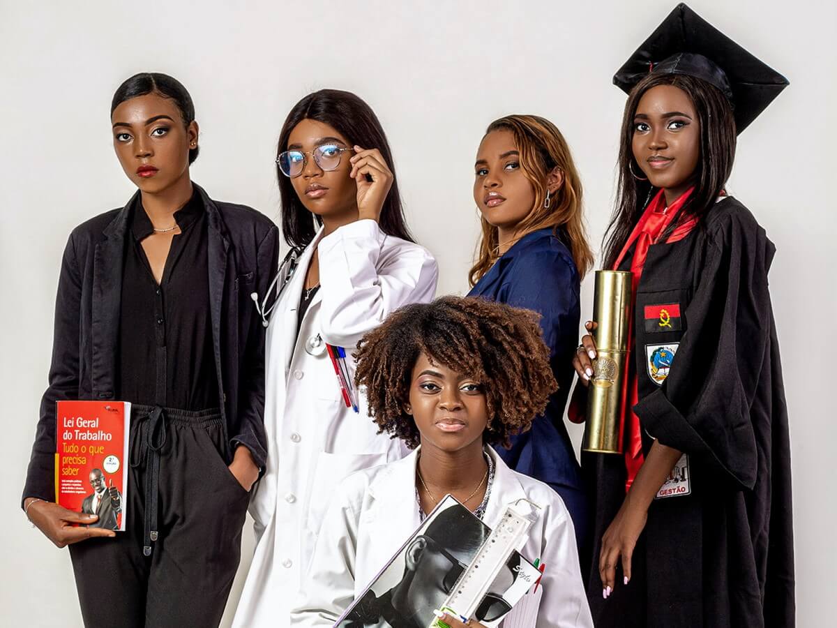 Cinq jeunes femmes diplômées