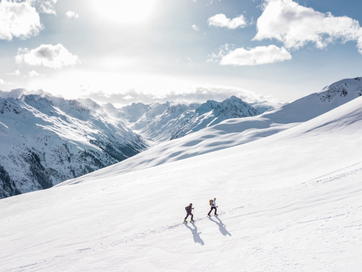 Deux alpinistes en action sur un massif immense.