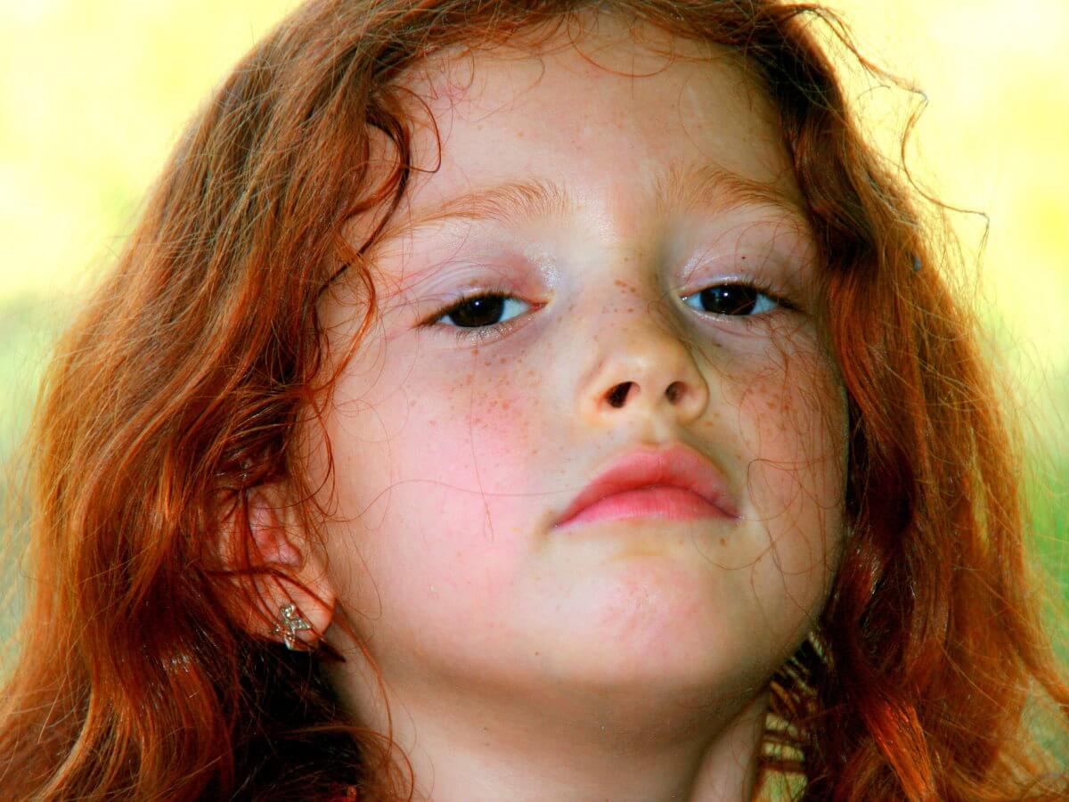 Une fillette de 10 ans avec beaucoup d'attitude dans le regard.
