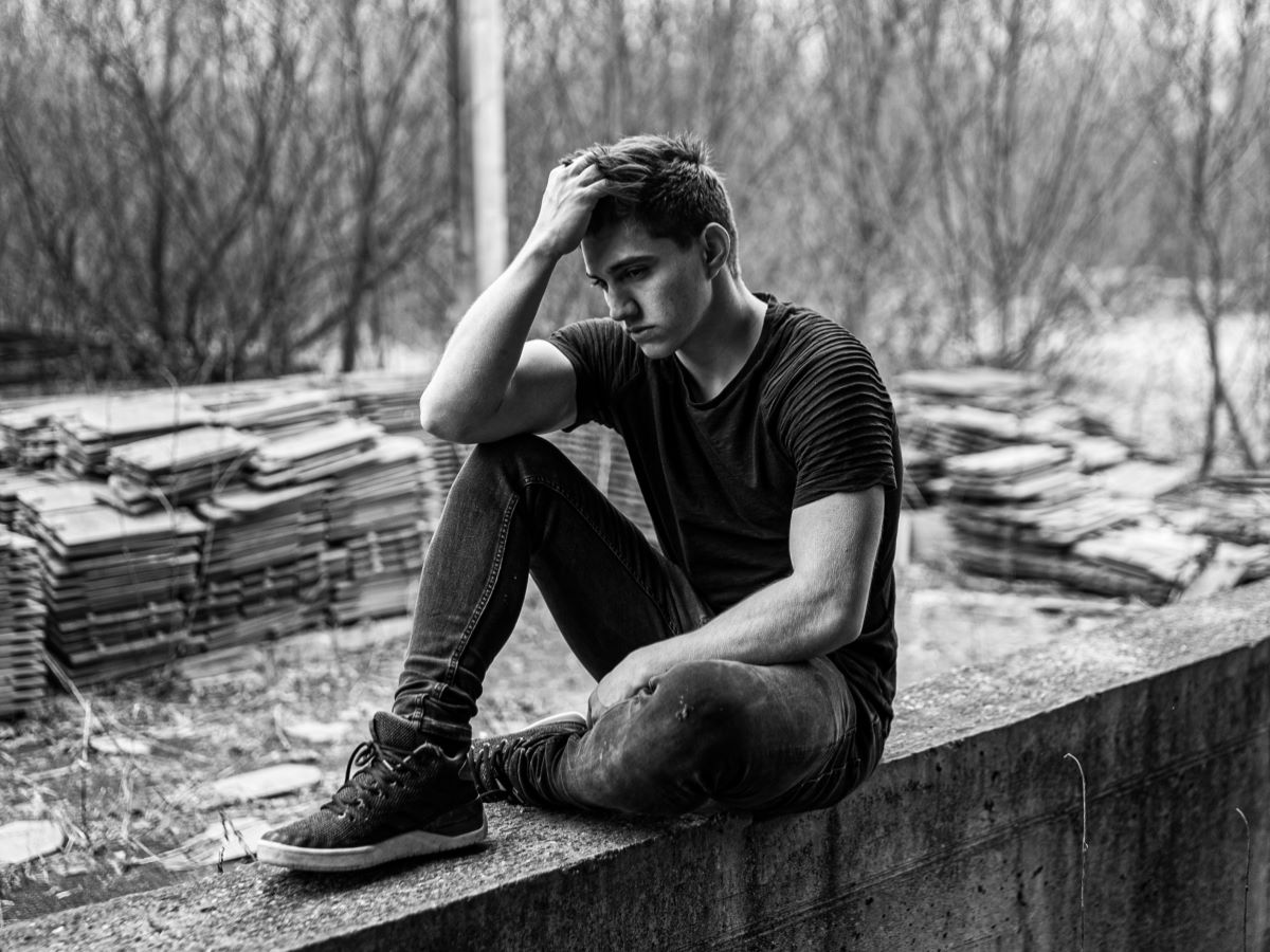 Un jeune homme au regard très triste.