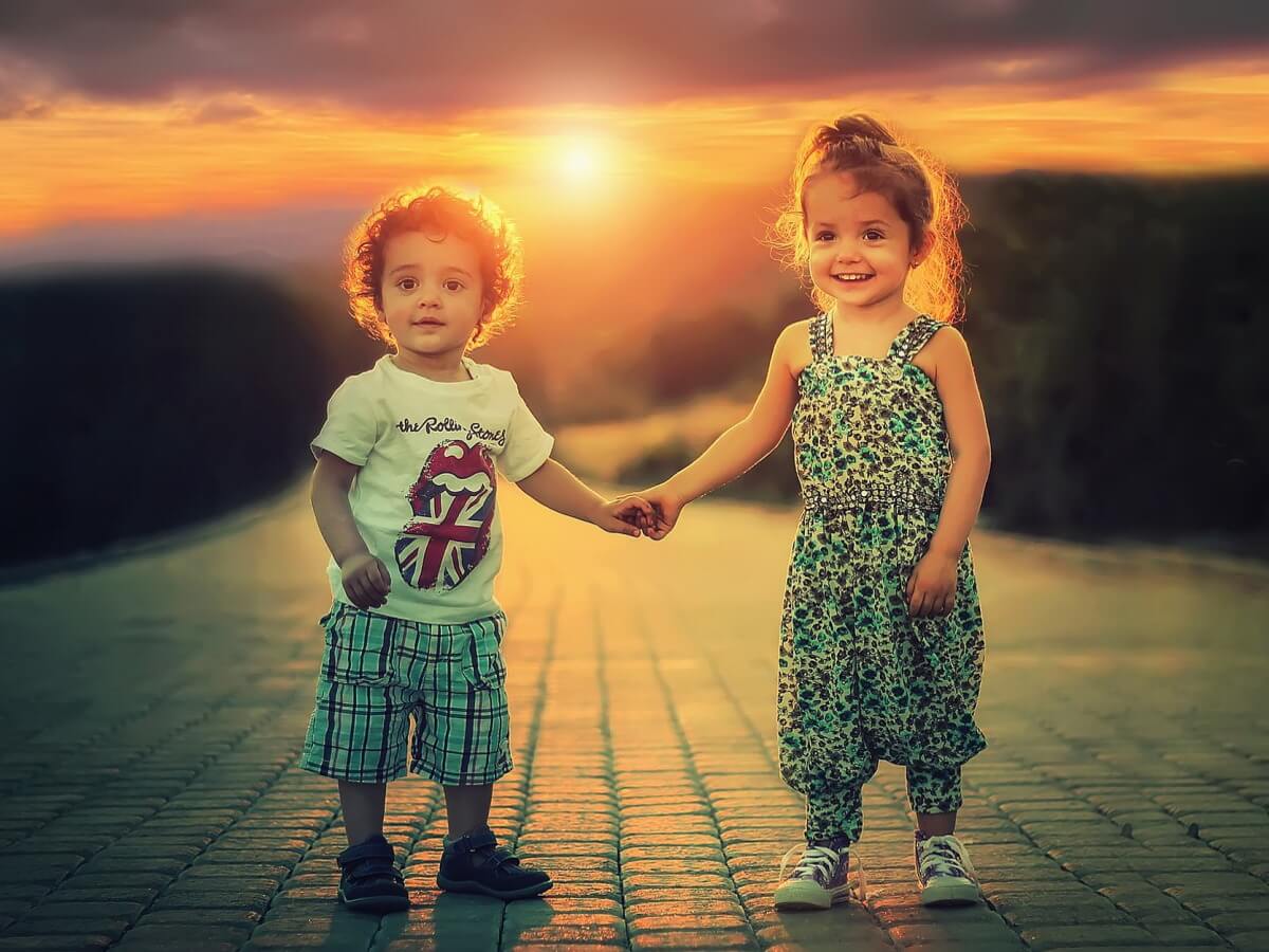 Deux enfants devant le soleil