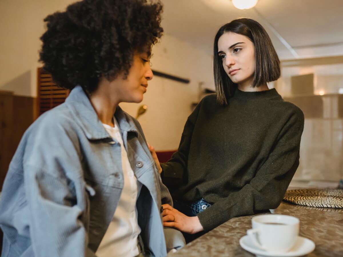 Une jeune femme en regarde une autre avec méfiance.