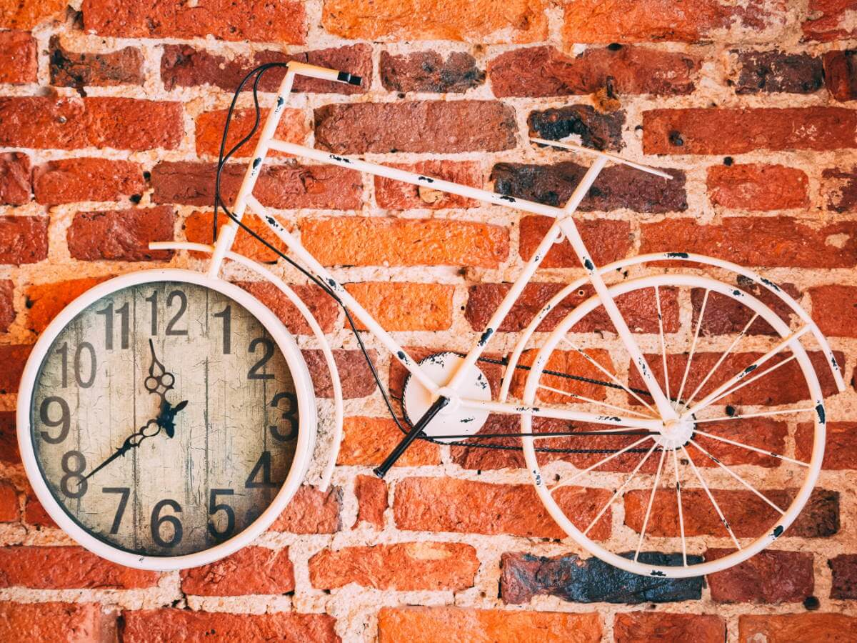 Une roue de vélo transformée en horloge.