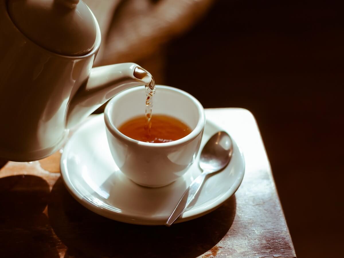 Thé versé dans une tasse