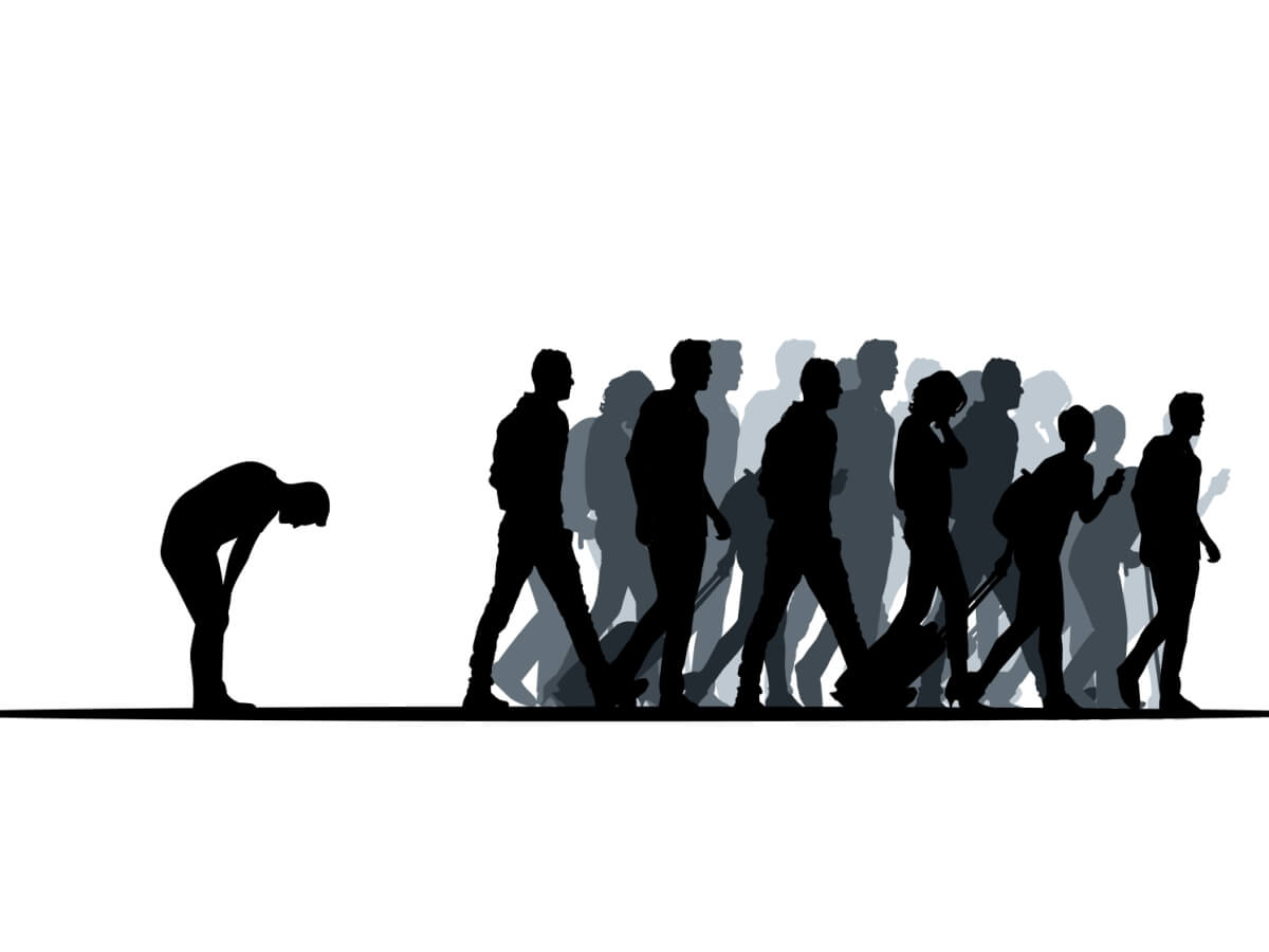 Un homme est abandonné par un groupe.