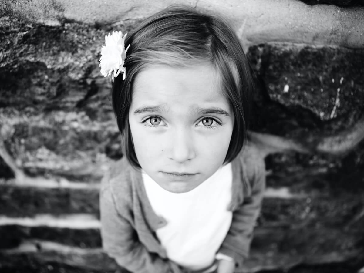 Une fillette a l’expression d’un triste regret au visage.