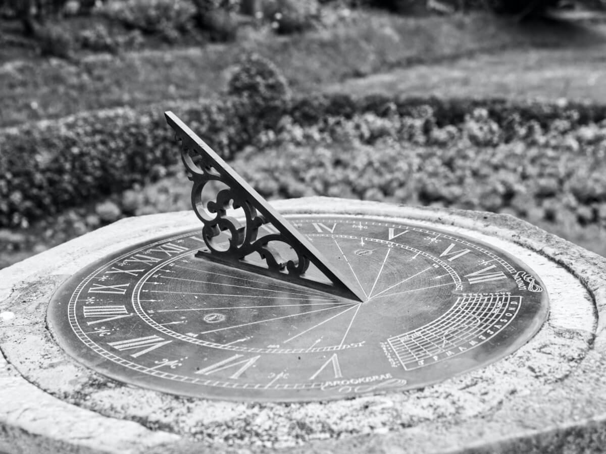 Photo noir et blanc d’une horloge solaire