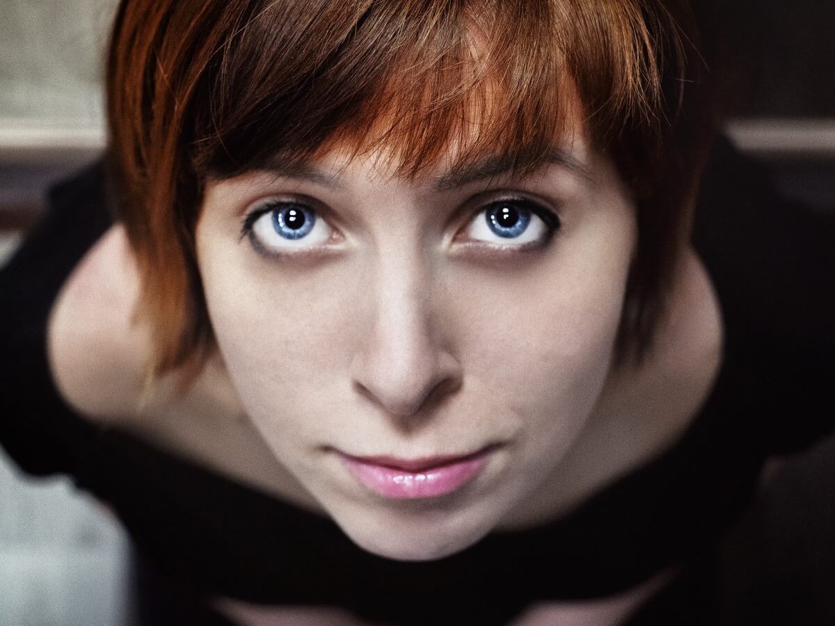 Une jeune dame au regard plein d’espoir