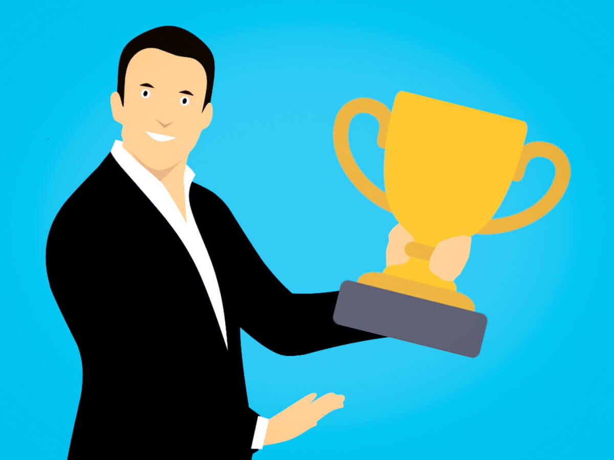 Un homme est fier de montrer son trophée.