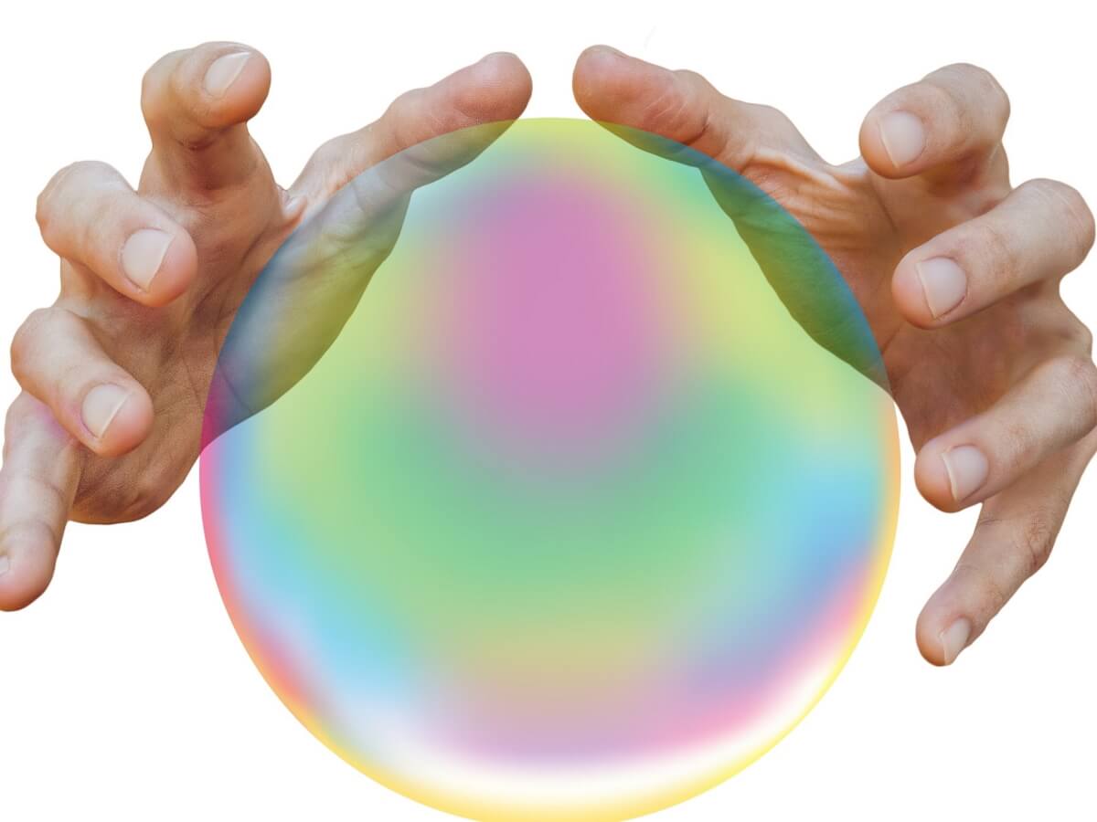 Une boule de cristal entre deux mains.