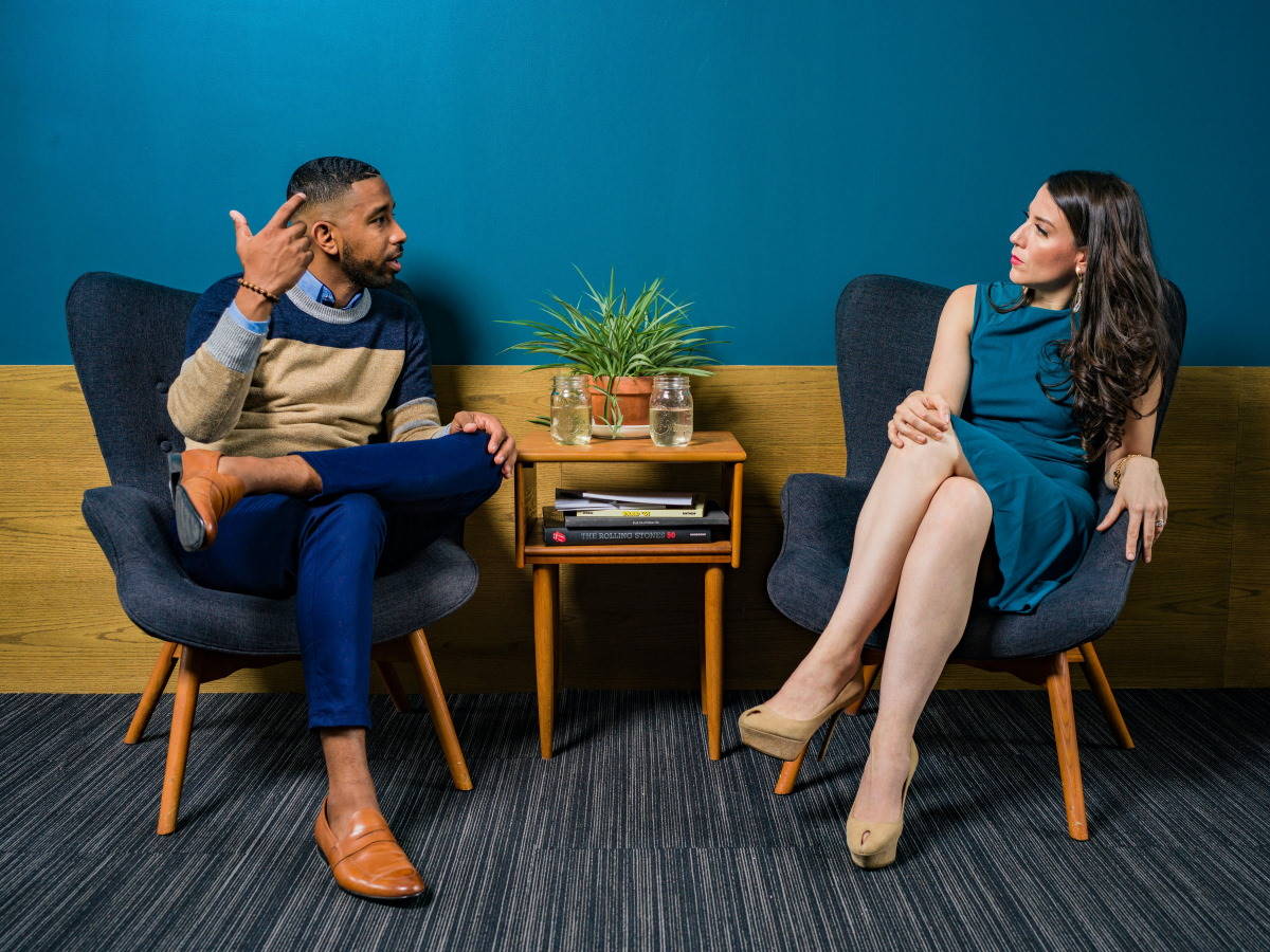 Une femme et un homme dans une conversation sérieuse.