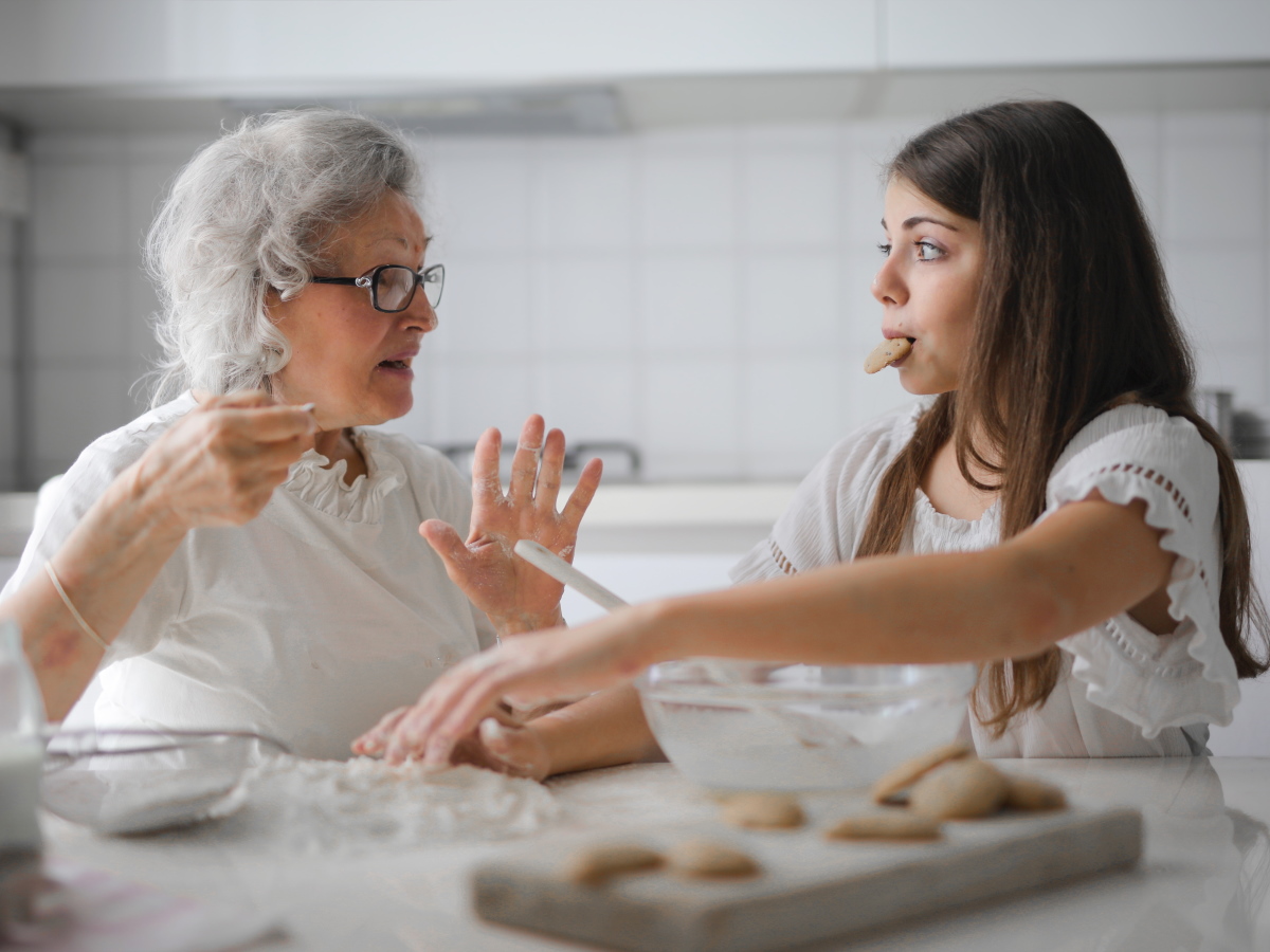 Une jeune femme discute avec une femme âgée.
