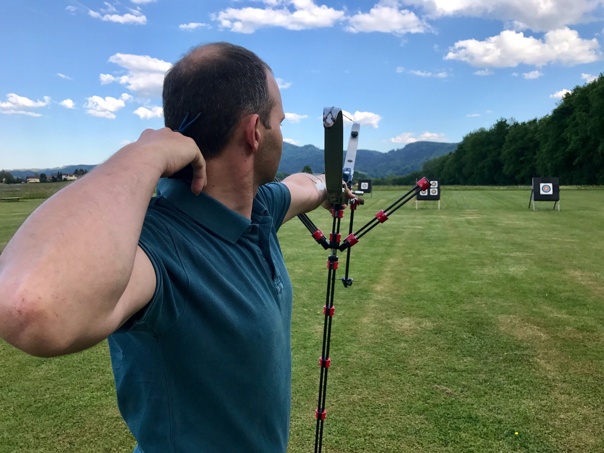 Un homme lance une flèche de son arc.