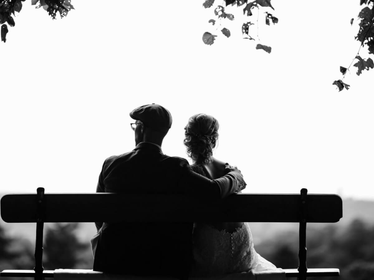 Un couple âgé sur un banc de parc