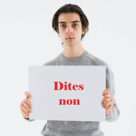 Un homme tient un écriteau qui indique : Dites non.