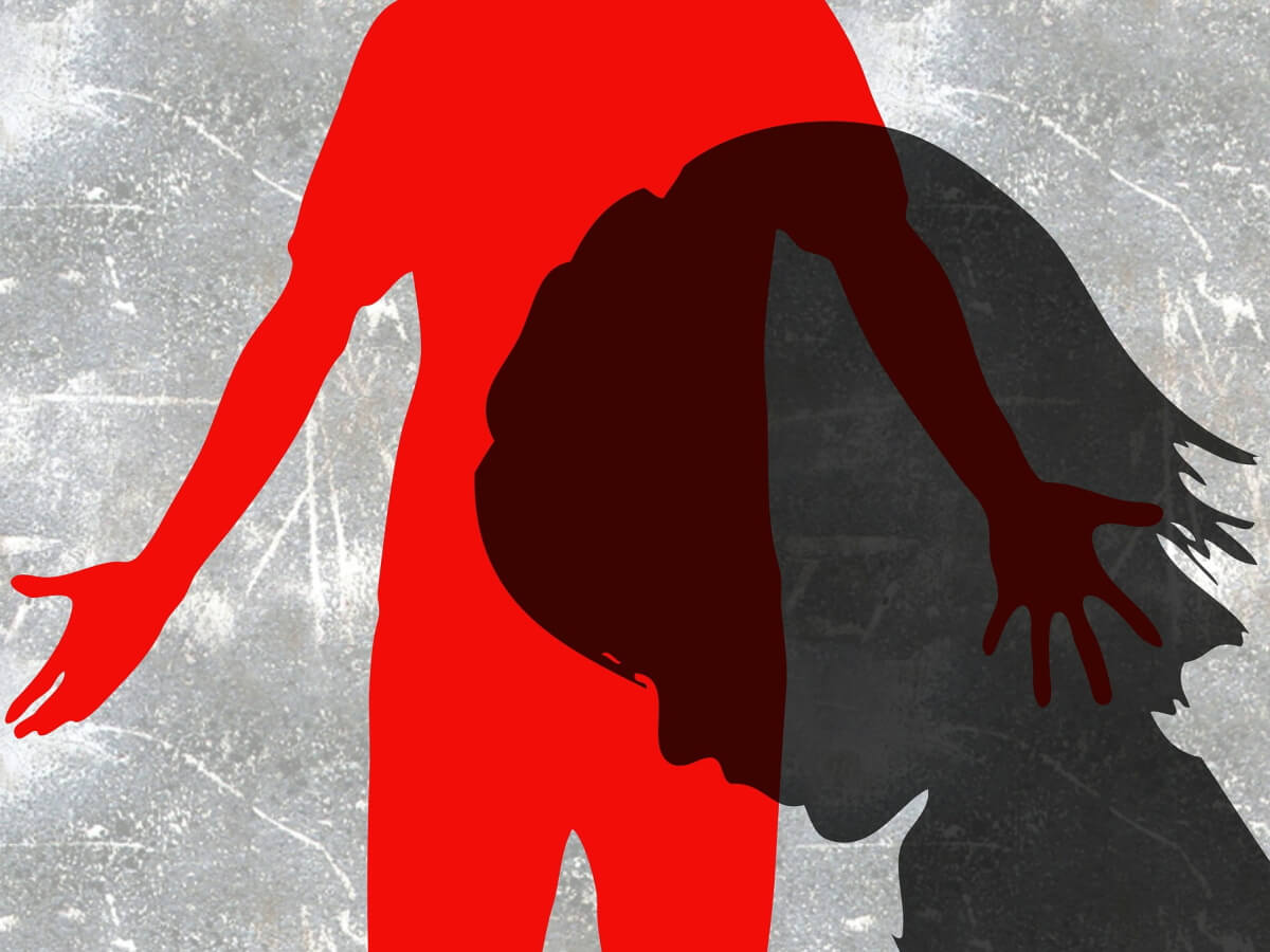 Un enfant battu baisse la tête en signe de soumission.