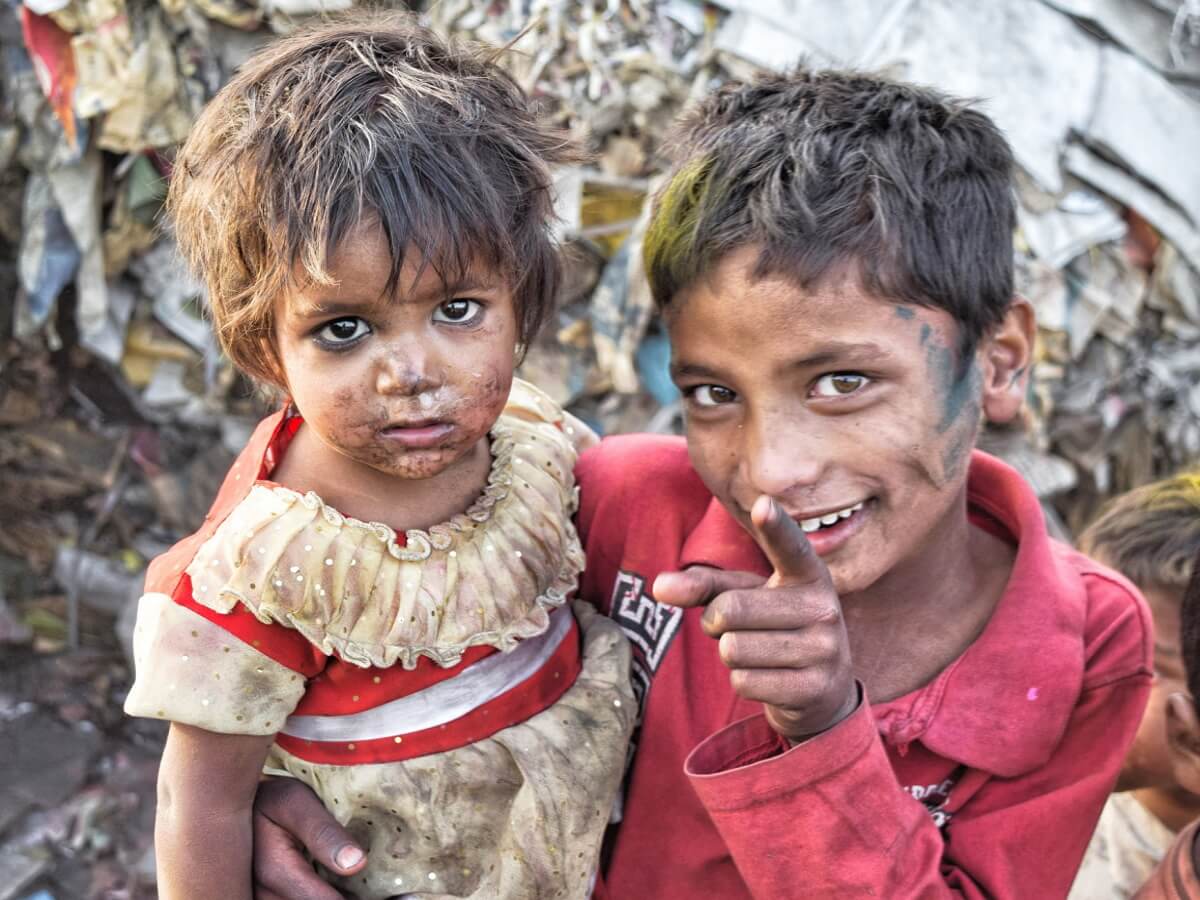 Deux enfants pauvres dans un dépotoir.