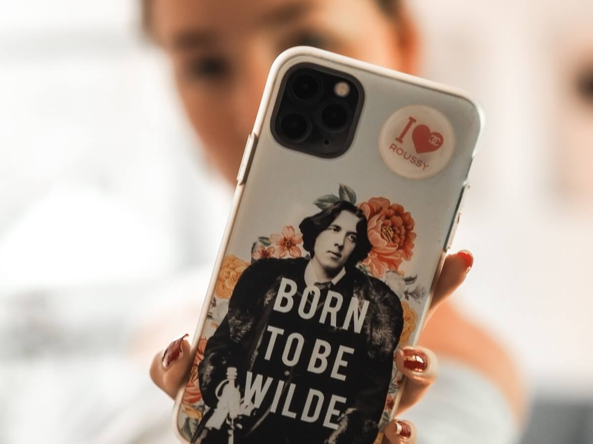 Une photo d’Oscar Wilde sur le dos d’un smart phone