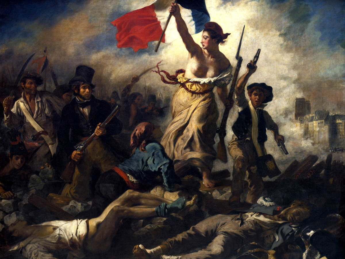Une femme teint un drapeau français lors d’un combat.