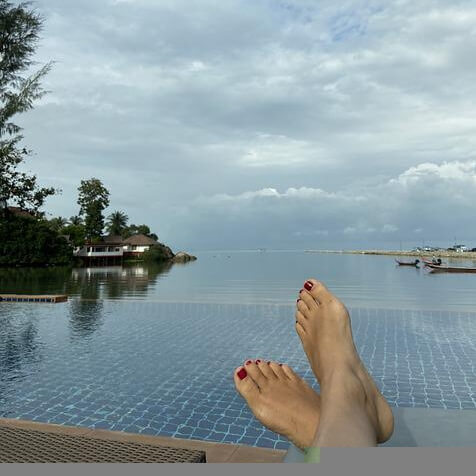 On voit 2 pieds près d’une piscine.